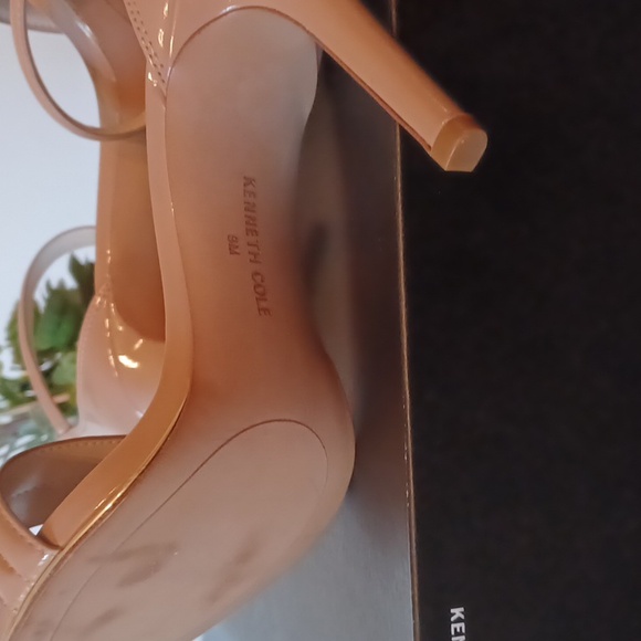 Kenneth Cole sz 8 Beige gold trim sole 4 inch open toe Ankle Strap Heel - Picture 4 of 10